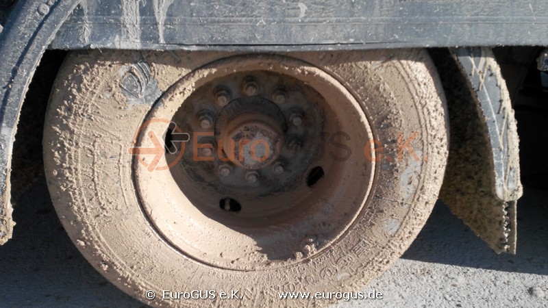 колесо грузового автомобиля грязь и слякать