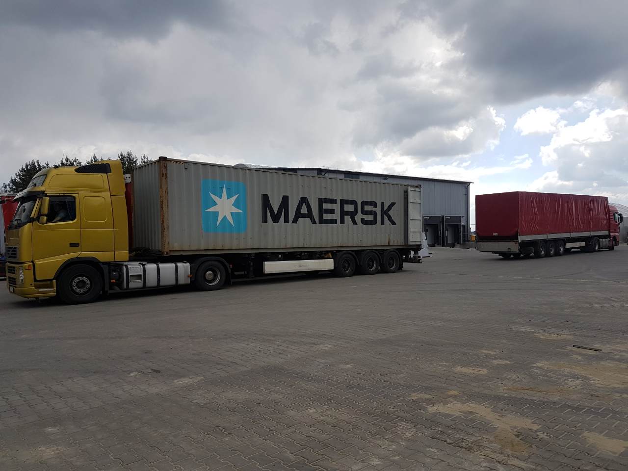 Вакансии контейнеровоз водитель в москве. Скания контейнеровоз. Фуры прицеп Maersk. Scania контейнеровоз Trans Container. Тягач Скания контейнеровоз.